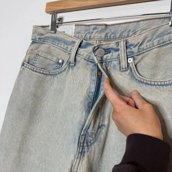 H&M Men’s Baggy Loose Jeans in light worn acid wash size 29x30 - Picture 7 of 8